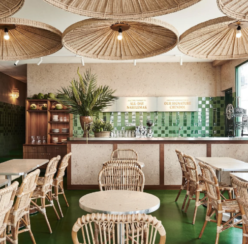 Weites Café-Interior mit tropischen Pflanzen